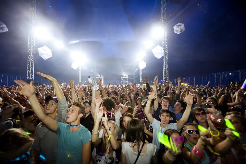 Festivalgoers and atmosphere at Global Gathering 2009